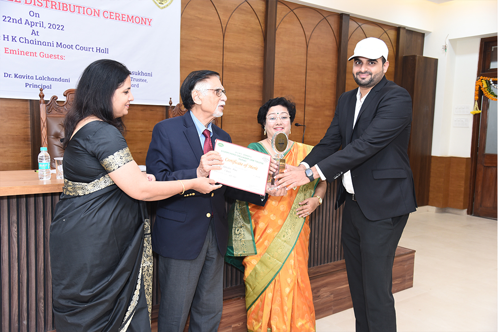 Felicitation of students at the Prize Distribution Ceremony